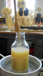 Colle de peaux de lapins au bain-marie